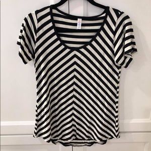 NWOT Lularoe classic tee